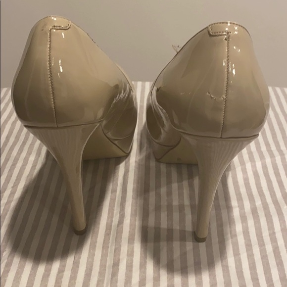 G by Guess Nude Patent Platform Heels sz 10M - Picture 10 of 12